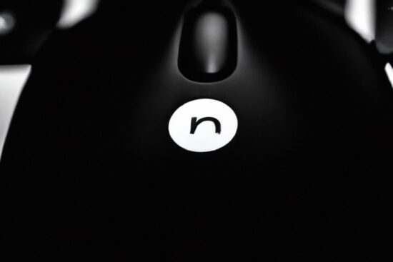 Vista en pantalla sin molestias: ajustes simples, hábitos y herramientas que cuidan tus ojos cada día