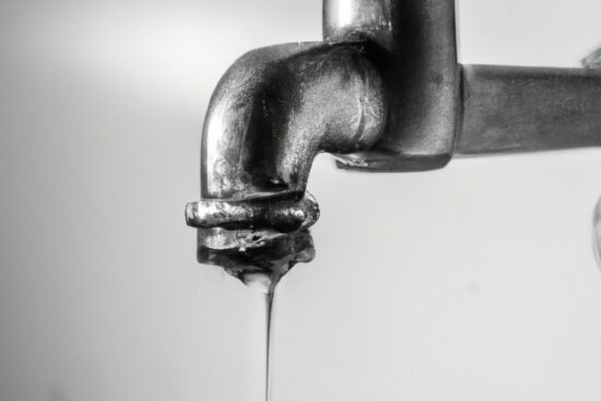 Agua del grifo sin miedo: cómo medir, filtrar y mantener en casa con resultados que se notan