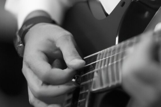 Música con IA para gente real: producir, grabar y tocar en directo sin enredos legales ni técnicos