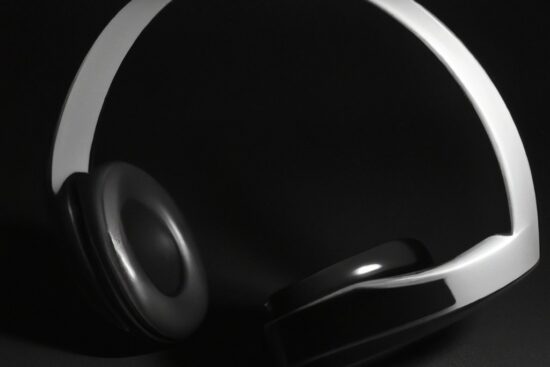 Auracast sin enredos: audio compartido por Bluetooth que ya puedes usar en aeropuertos, gimnasios y en casa