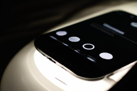 Dormir mejor sin obsesionarse: luz, temperatura y gadgets que sí ayudan y cómo configurarlos bien